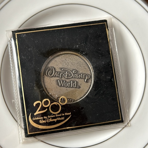 Walt Disney World and Epcot year 2000 commemorative coin - Picture 5 of 6
